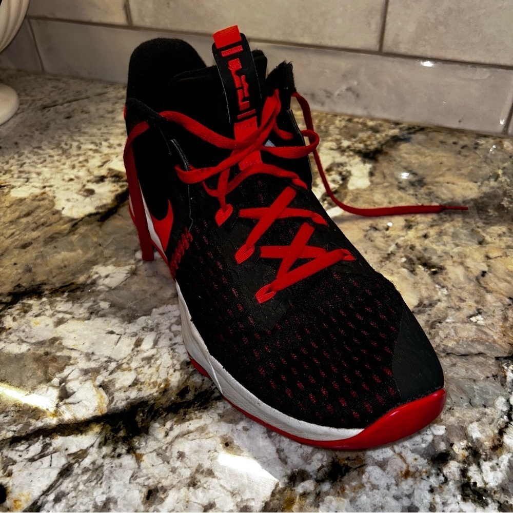 Nike Labron James Witness 5 Black and Red Basketball Shoes - Picture 2 of 7